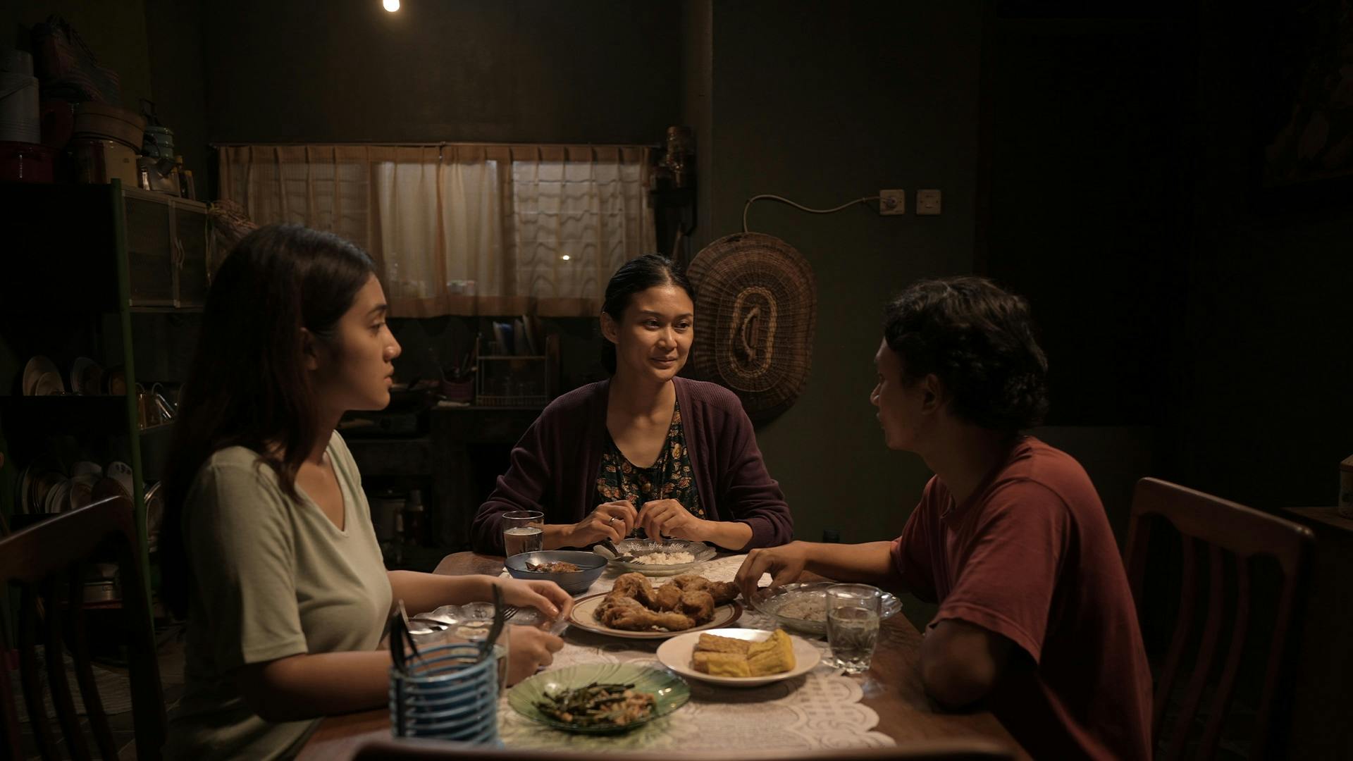 Arumi, Mama and Johan having dinner. Photo: Talamedia